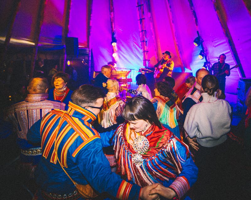 Folk danser i kofte på samisk påskefestival