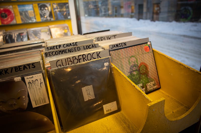 Bilde fra Tiger Records i Oslo vinteren 2023. Joy Division er tryg plassert i kategorien «Gubberock». ﻿Foto: Tord Litleskare