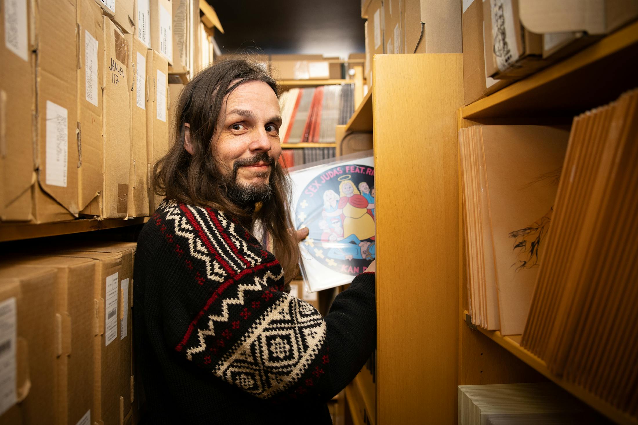 Kristian Kallevik blant esker fulle av vinylplater på bakrommet til Tiger Records. ﻿Foto: Tord Litleskare