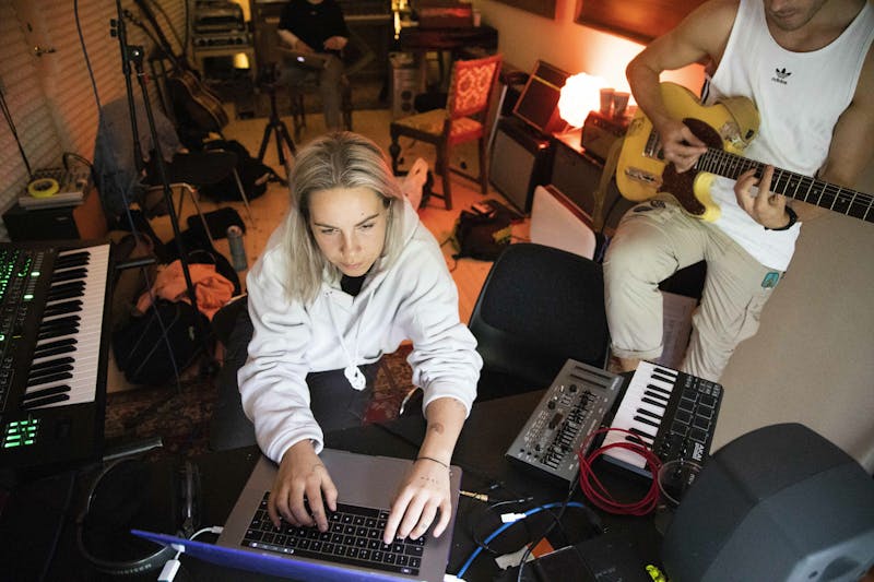 Marion Woodseth og Stefan Storm i aksjon under låtskrivercampen Bergen Songs i 2019.
