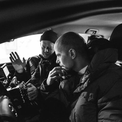 Stian Andersen (til venstre) på jobb med Karpe under innspillingen av musikkvideoen til «Hus/hotell/slott brenner» i 2016.