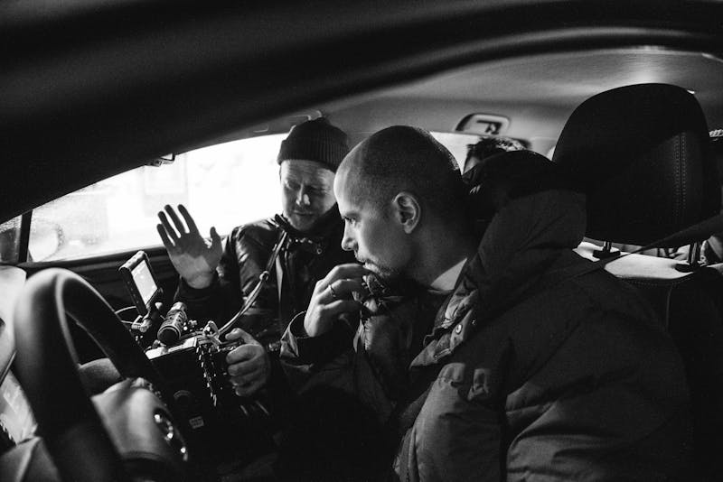 Stian Andersen (til venstre) på jobb med Karpe under innspillingen av musikkvideoen til «Hus/hotell/slott brenner» i 2016.
