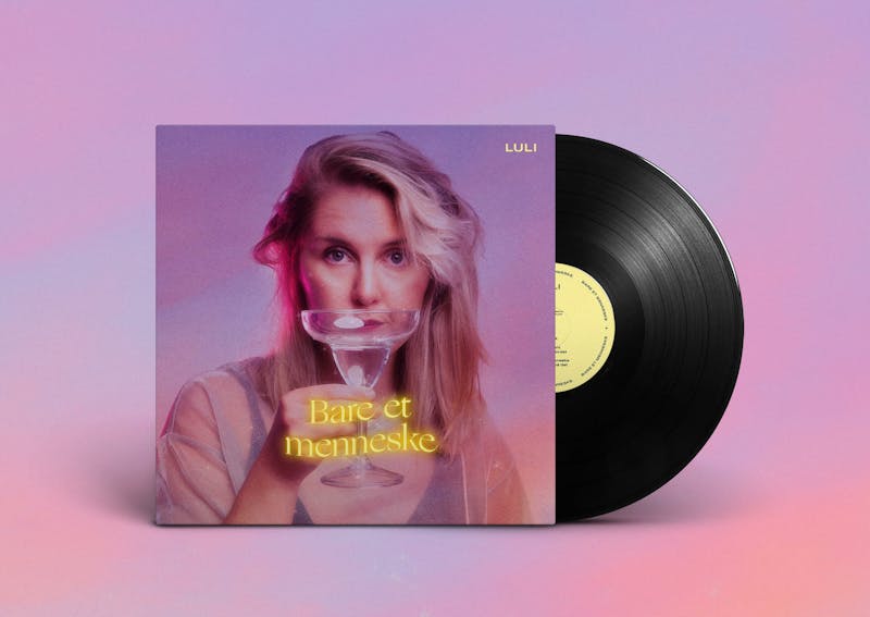 Det ferdige produktet: «Bare et menneske» er LULIs debutalbum som soloartist. Foto: Alexandra Gjerlaugsen / D2