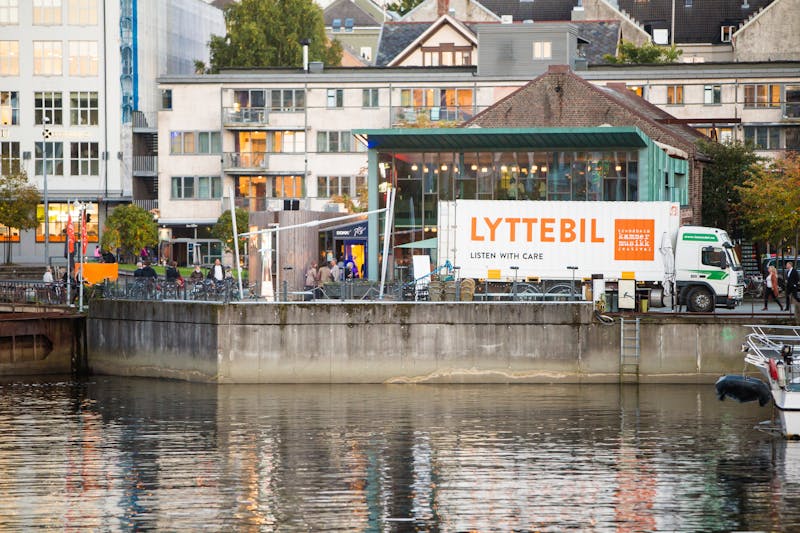 Lyttebilen sto for et overraskende innslag i bybildet under Trondheim Kammermusikkfestival. ﻿Foto: Kristian Wanvik