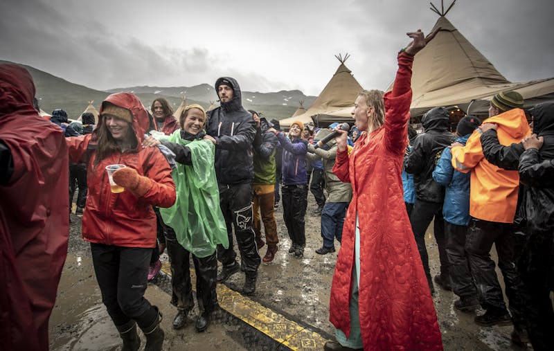 Vinjerock arrangeres årlig i Eidbugarden i Jotunheimen. Her er det bergensartisten Thea Hjelmeland som til de grader involverer publikum i festlighetene sommeren 2019. ﻿Foto: Kristan Jøndal
