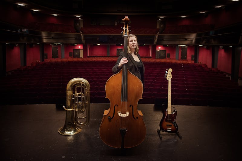 Ellen Brekken er frilans bassist i Oslo og leder i Tynset Jazzklubb. Selv om hun har fortid i Østnorsk jazzsenter, beskriver hun seg selv som «flinkere til å sjaue og rigge enn å snakke politikk med byrådet». Foto: Andreas Ulvo