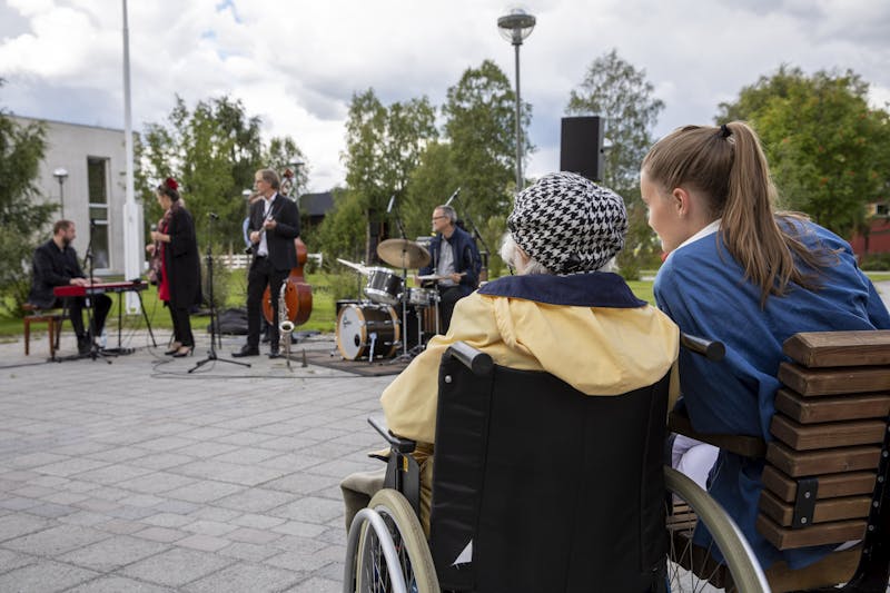 Publikum nyter konsert med Georg Reiss’ kvartett og Majken Christiansen utenfor Tjønnmosenteret i 2021.  ﻿Foto: Steinar Horten
