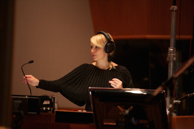 Filmkomponist Christine Hals er kjent for sine nordiske lokkerop i filmer som «Frozen» og «Ant-Man and the Wasp» og spillmusikken til «God of War: Ragnarök». Nå er hun aktuell med musikken til «Kampen om Narvik». Foto: Tao Liu