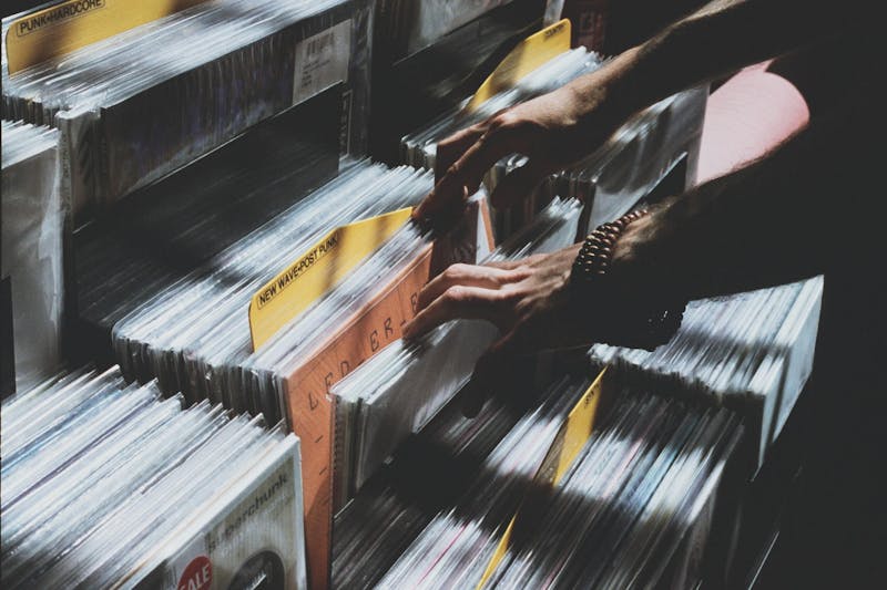 Økende råvarekostnader gir lavere marginer på vinylsalg, ifølge Jansen. Foto: Florencia Viadana / Unsplash